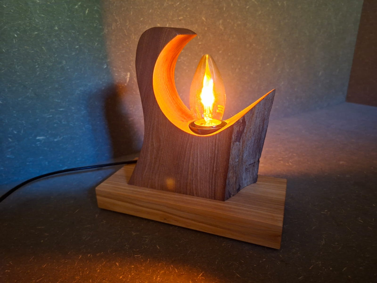 Handgefertigte Holzlampe Flammenzauber aus Walnuss und Esche mit warm flackerndem Licht in Flammenoptik. Lampe mit Rinde.