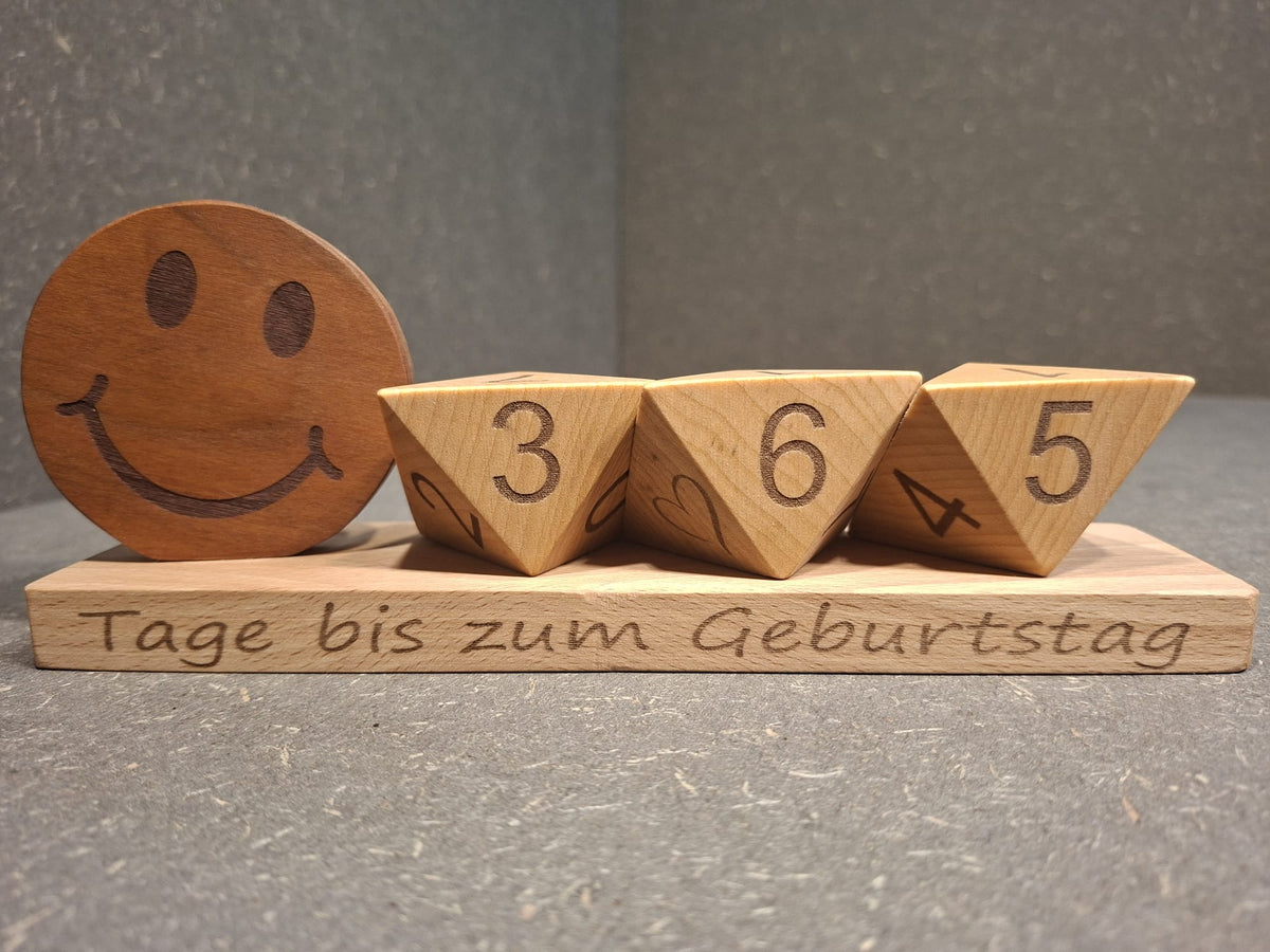 Handgefertigter Countdown-Zähler aus Buche-Leimholz mit drei Zahlenwürfeln und Wunschgravur. Ideal für Weihnachten, Rente, Urlaub und viele weitere Anlässe.

