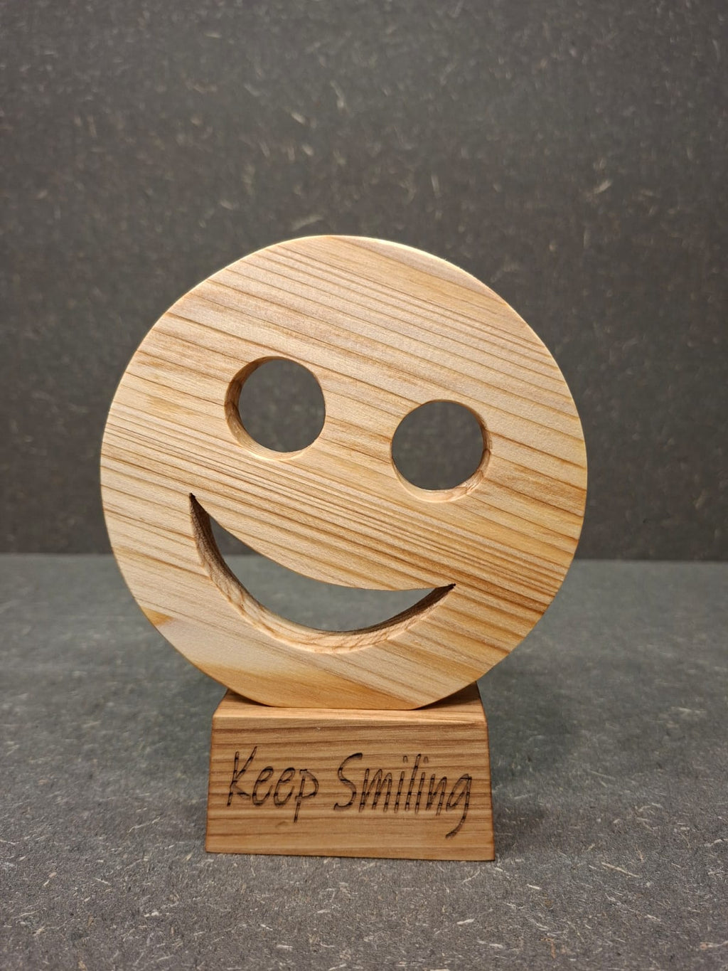 Handgefertigter Holz Smiley mit Sockel aus Fichte oder Kiefer und Esche, wahlweise mit Wunschgravur.