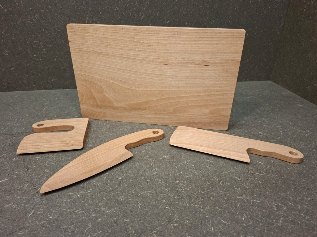 Handgefertigtes Vesperbrett aus Buche mit Holzmessern aus massivem Buchenholz in verschiedenen Varianten.