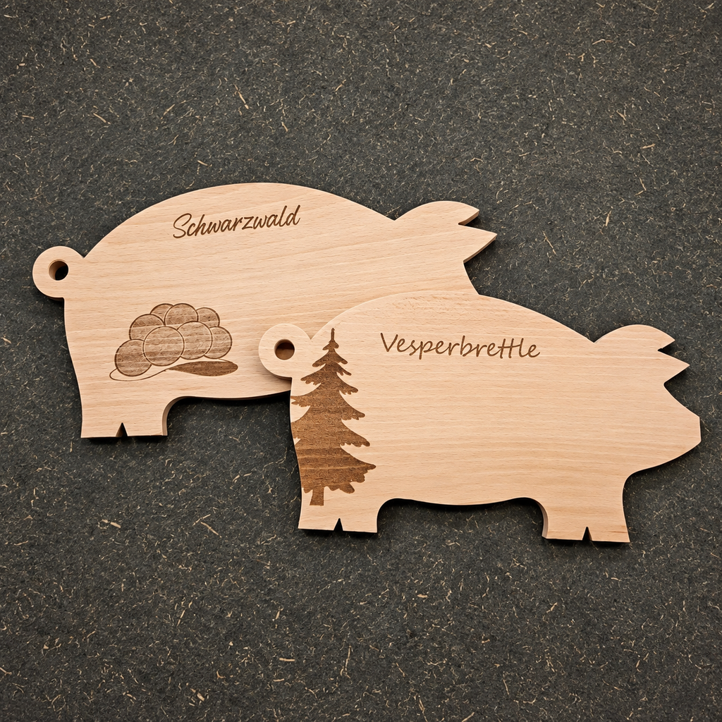 Handgefertigte Servierplatte und Vesperbrett in Schweinchenform aus massivem Buchenholz. Mit Gravur.