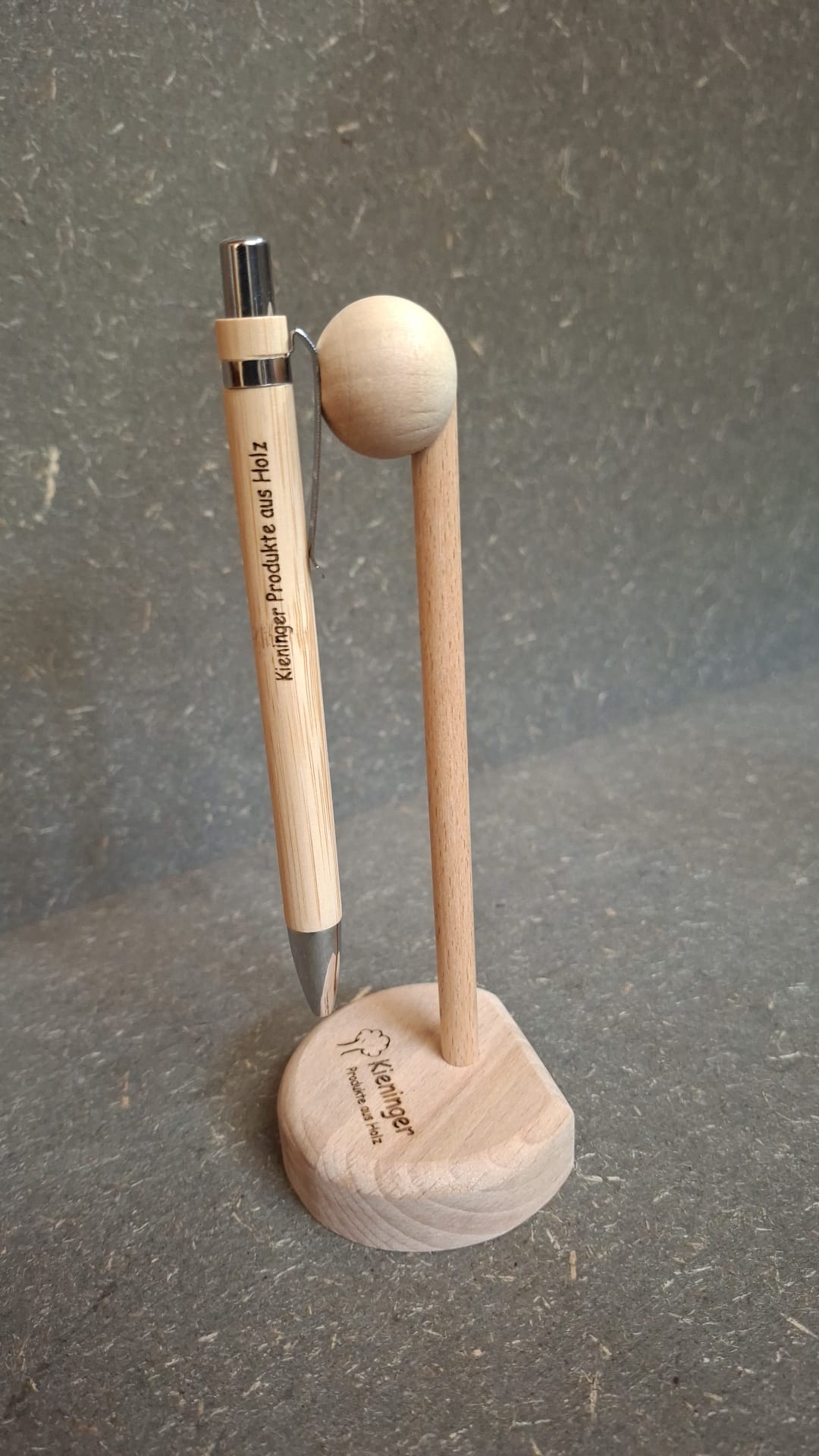 Handgefertigter Kugelschreiber und Kugelschreiberhalter aus Holz mit individueller Gravur.