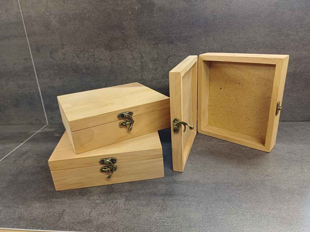 Handgefertigte Holzkiste aus heimischen Hölzern mit Klappdeckel, Metallverschluss und Wunschgravur.