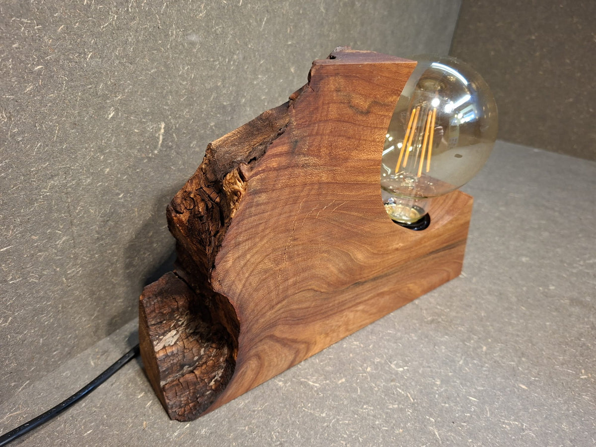 Handgefertigte Tischlampe aus geöltem Walnussholz mit Glaskugel