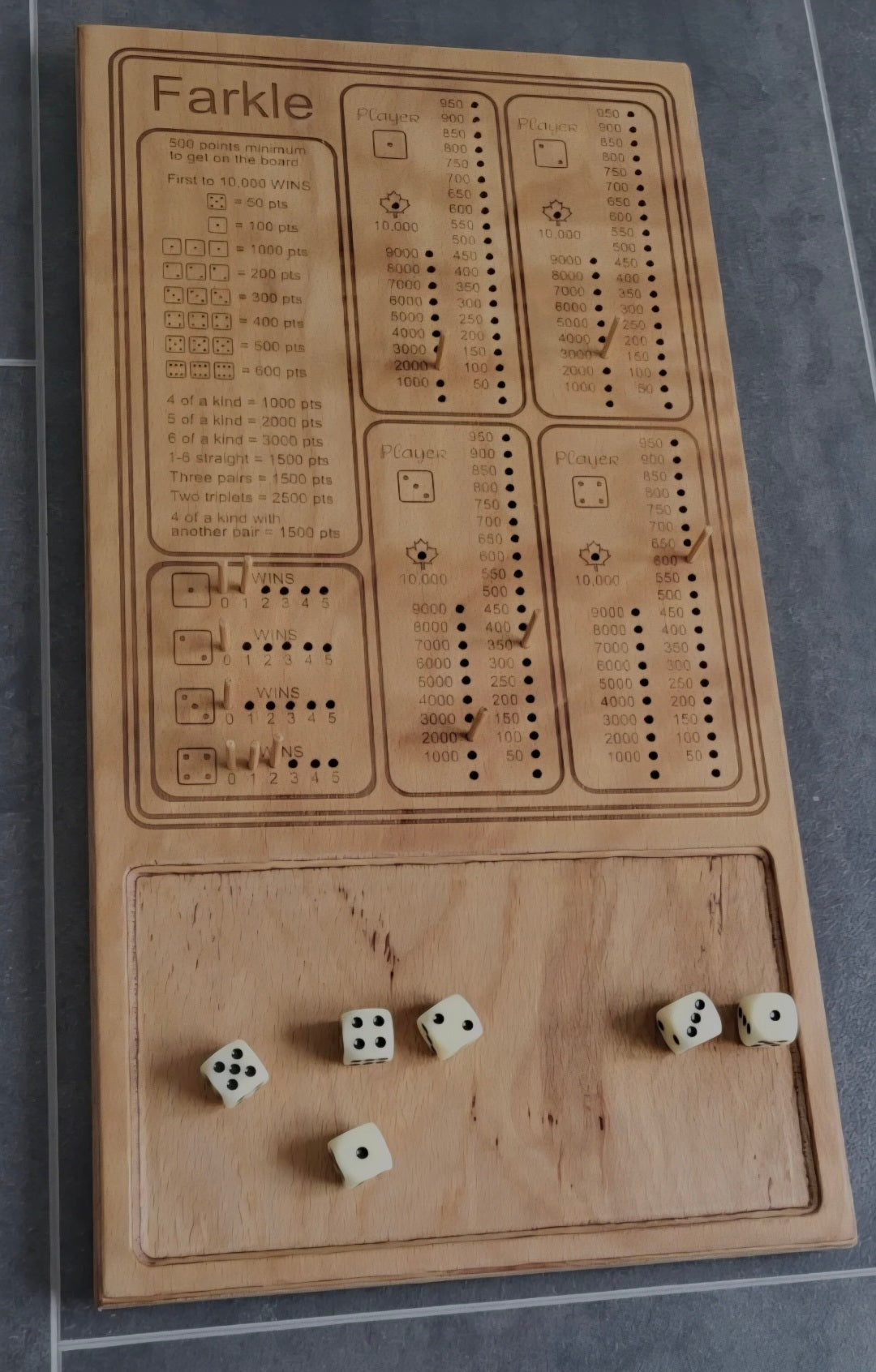 Handgefertigtes Farkle Würfelspiel aus Buche-Multiplex mit Würfeln und Holzstäbchen.