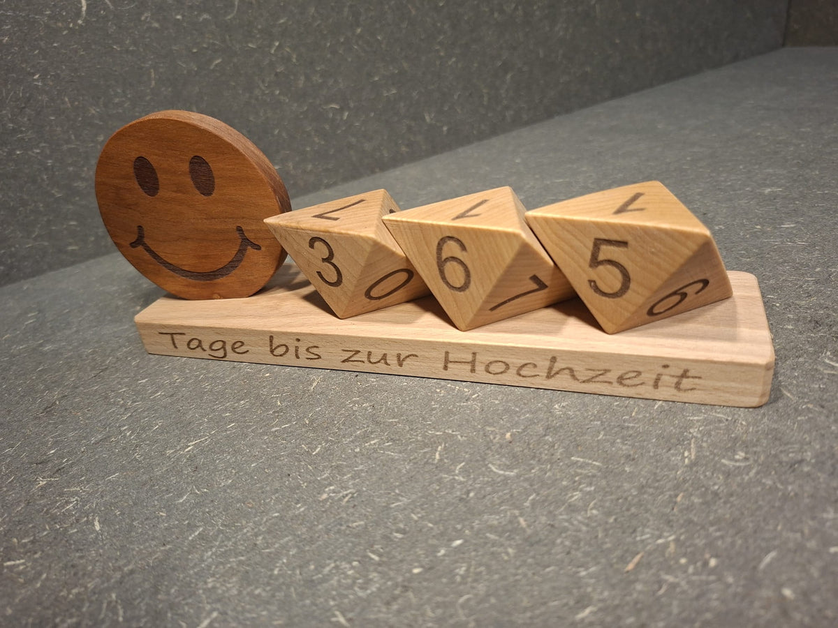 Handgefertigter Countdown-Zähler aus Buche-Leimholz mit drei Zahlenwürfeln und Wunschgravur. Ideal für Weihnachten, Rente, Urlaub und viele weitere Anlässe.
