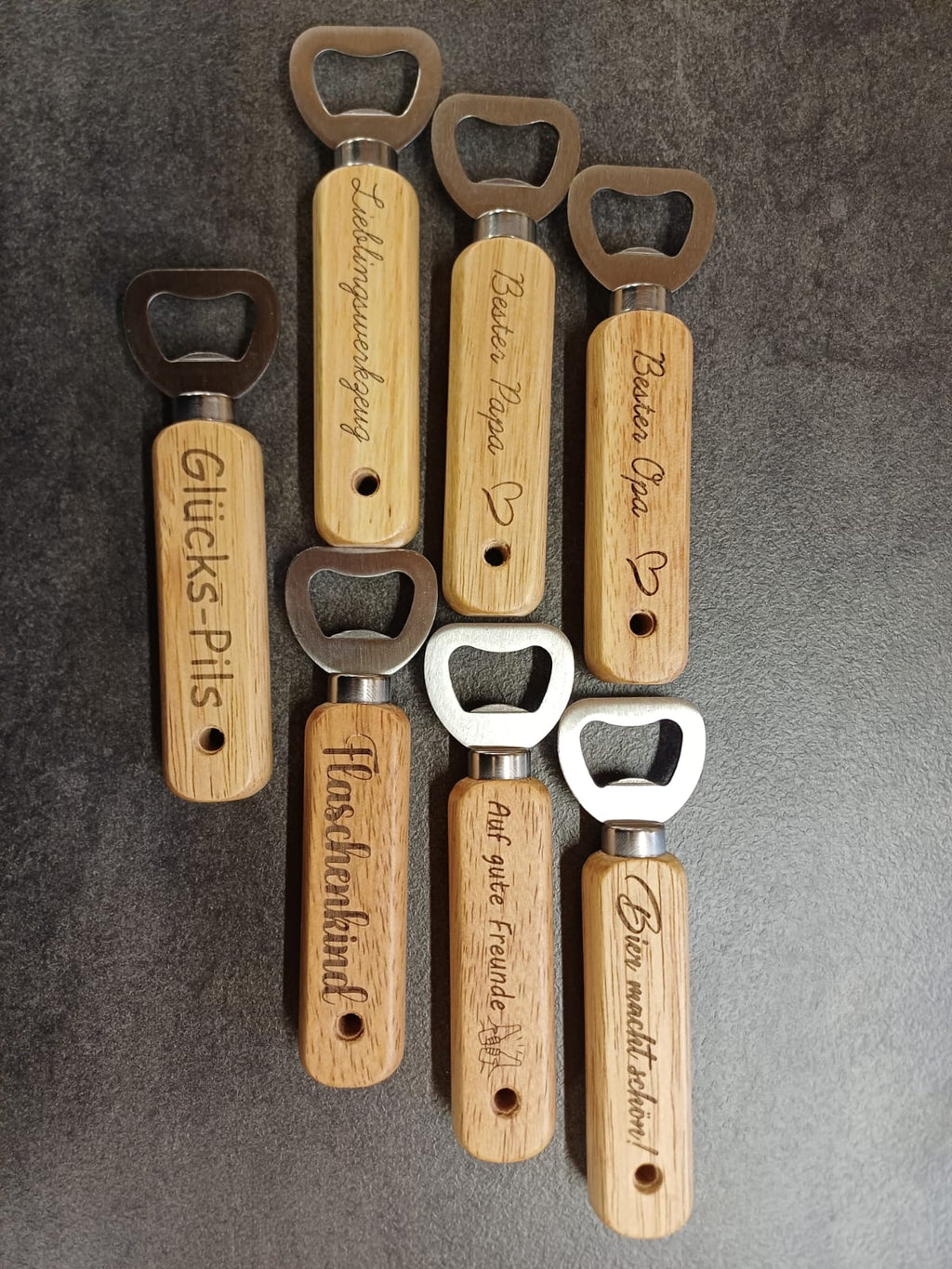 Handgefertigter Flaschenöffner aus Holz – originelles Geschenk für Bierliebhaber.