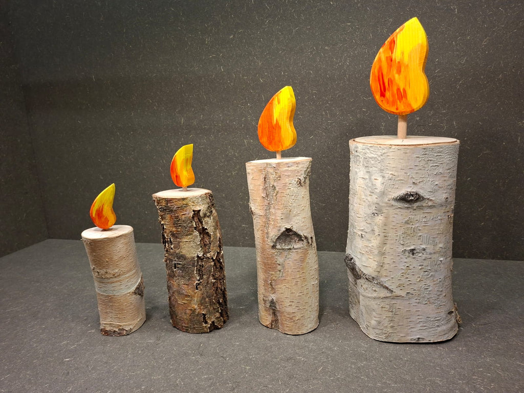 Handgefertigte Birkenkerze aus echtem Birkenholz mit dekorativer Holzflamme in verschiedenen Größen.