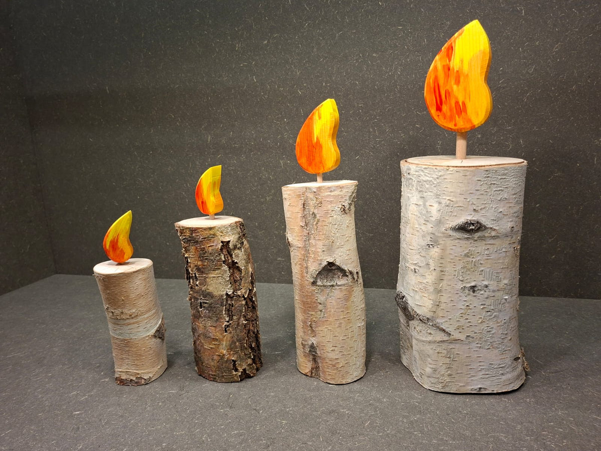 Handgefertigte Birkenkerze aus echtem Birkenholz mit dekorativer Holzflamme in verschiedenen Größen.