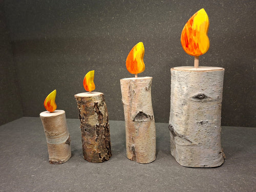 Handgefertigte Birkenkerze aus echtem Birkenholz mit dekorativer Holzflamme in verschiedenen Größen.