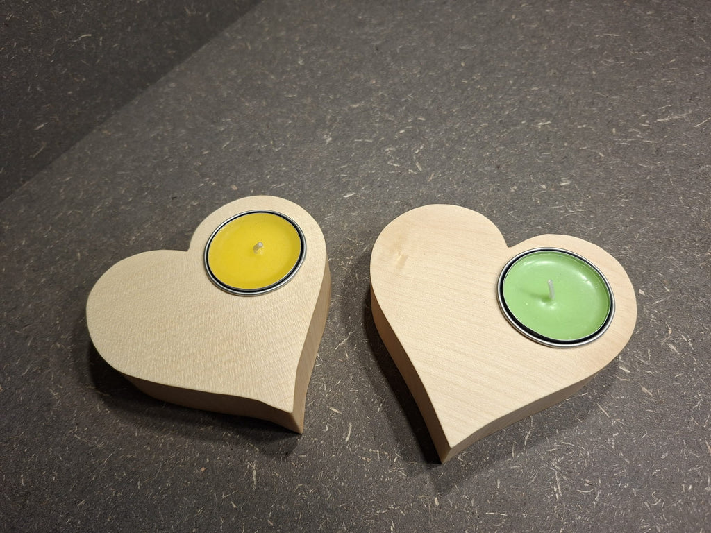 Handgefertigtes Teelichtherz aus geöltem Ahornholz, 100 × 100 × 33 mm, natürliche Holzdekoration.