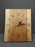 Handgefertigte Wanduhr aus geöltem Kirschholz mit Gravur des Westwegs und der Schwarzwaldberge.
