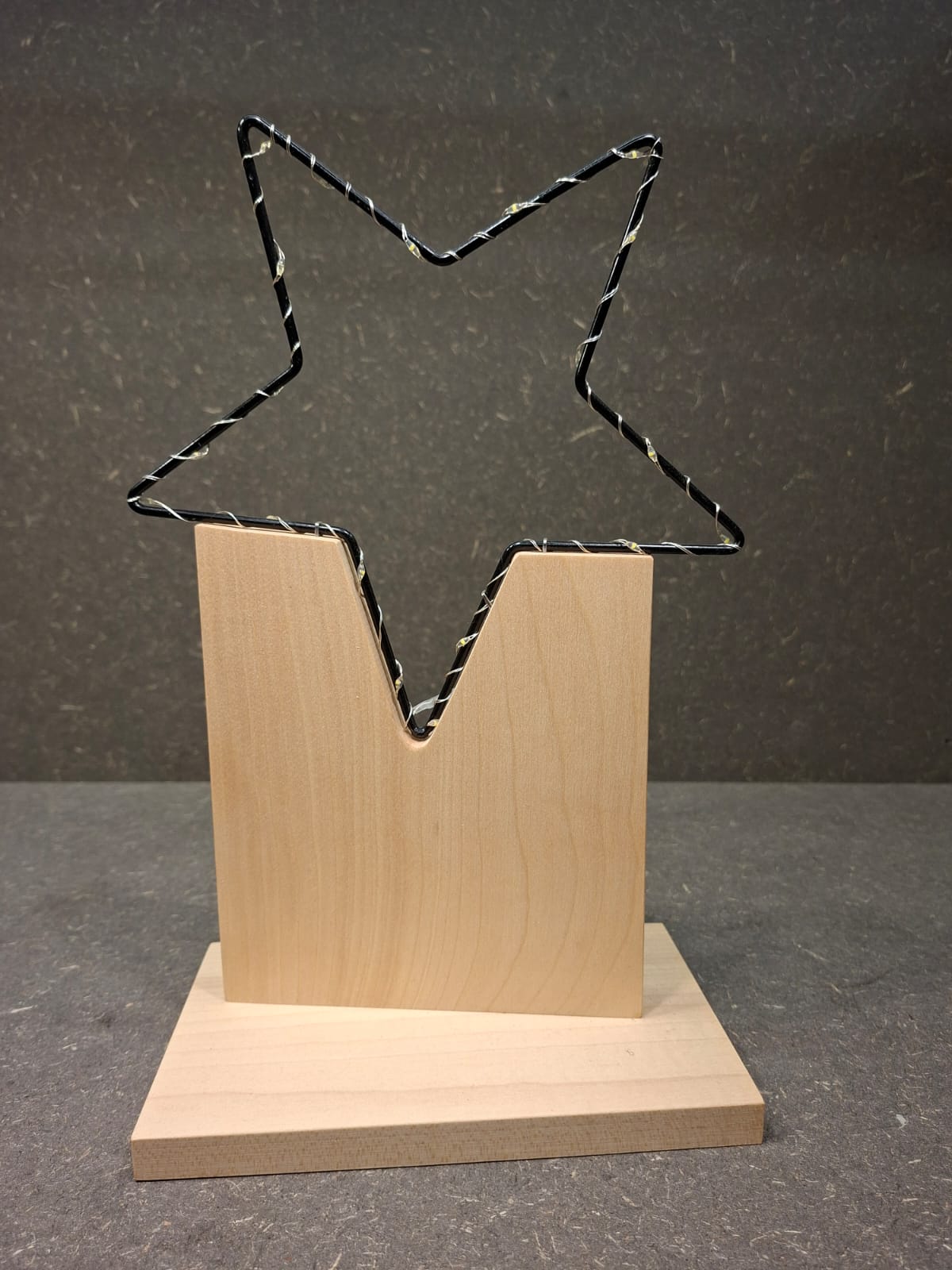 Handgefertigter Holzstern aus Kirschholz oder Ahorn mit LED-Lichterkette als stimmungsvolle Tisch- und Weihnachtsdekoration.