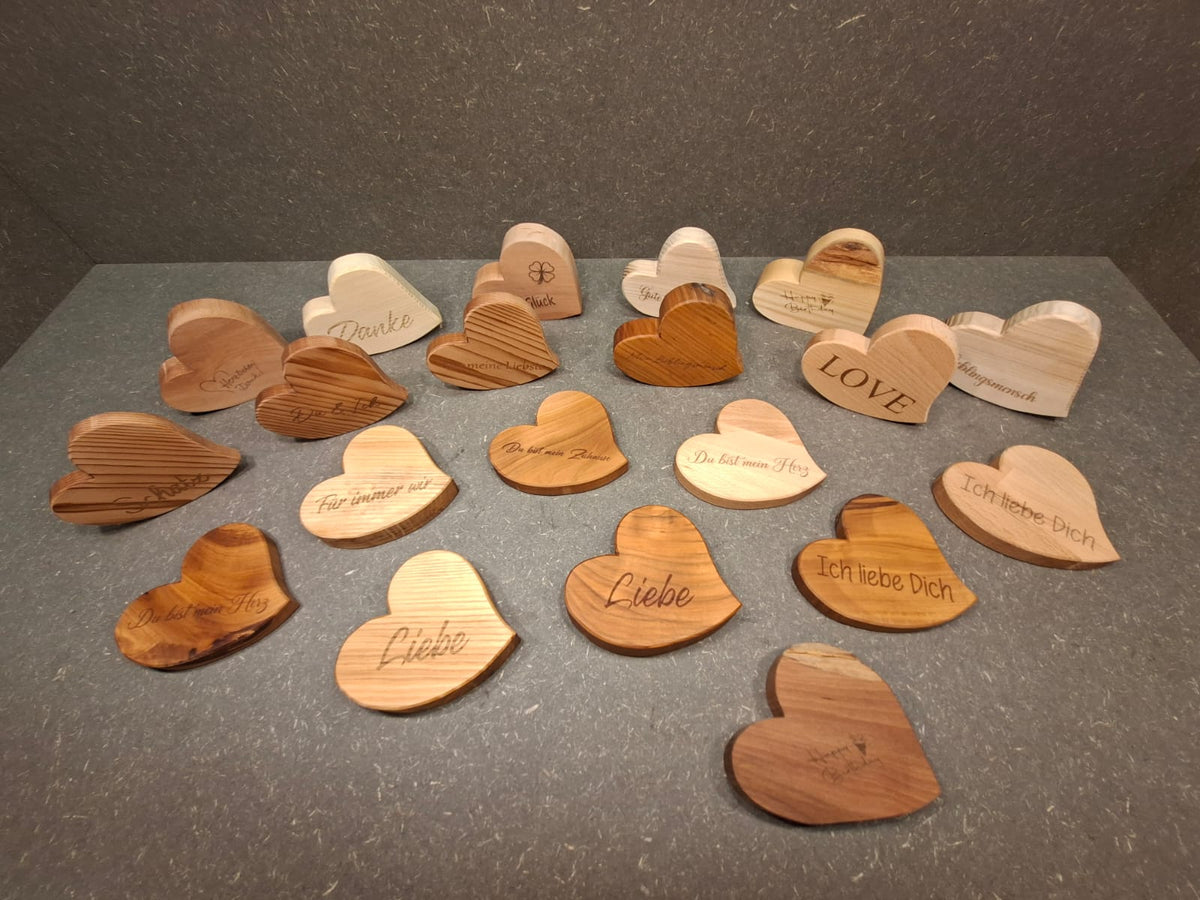 Handgefertigtes Holzherz aus heimischen Hölzern mit verschiedenen Gravurmotiven.