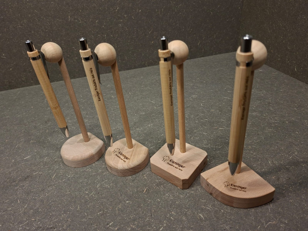 Handgefertigter Kugelschreiber und Kugelschreiberhalter aus Holz mit individueller Gravur.