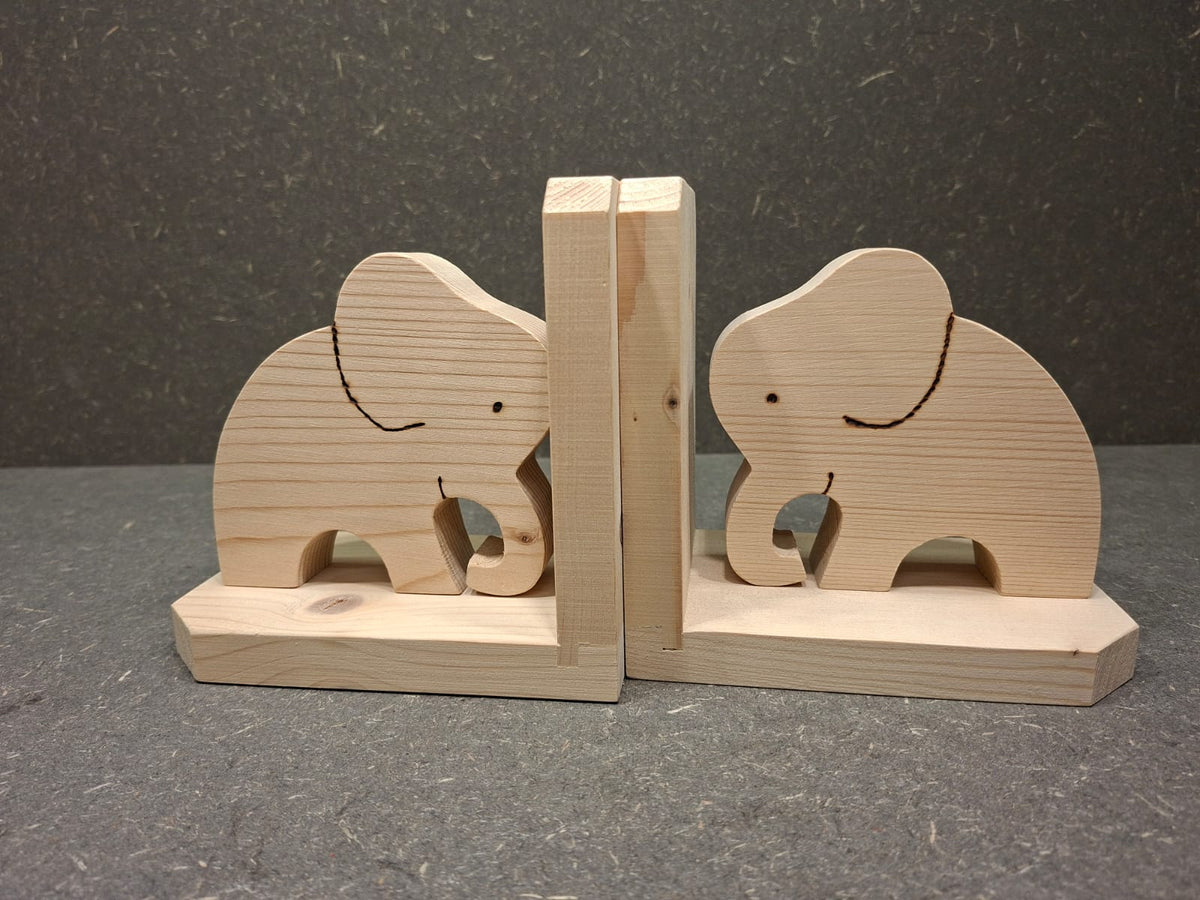 Handgefertigte Buchstützen aus Fichtenholz mit Tiermotiv für Kinderzimmer und Bücherregal.
Elefant