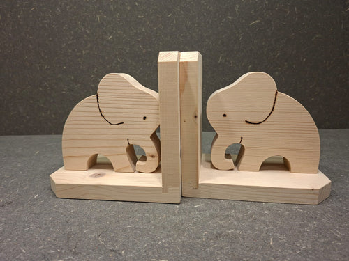 Handgefertigte Buchstützen aus Fichtenholz mit Tiermotiv für Kinderzimmer und Bücherregal.
Elefant