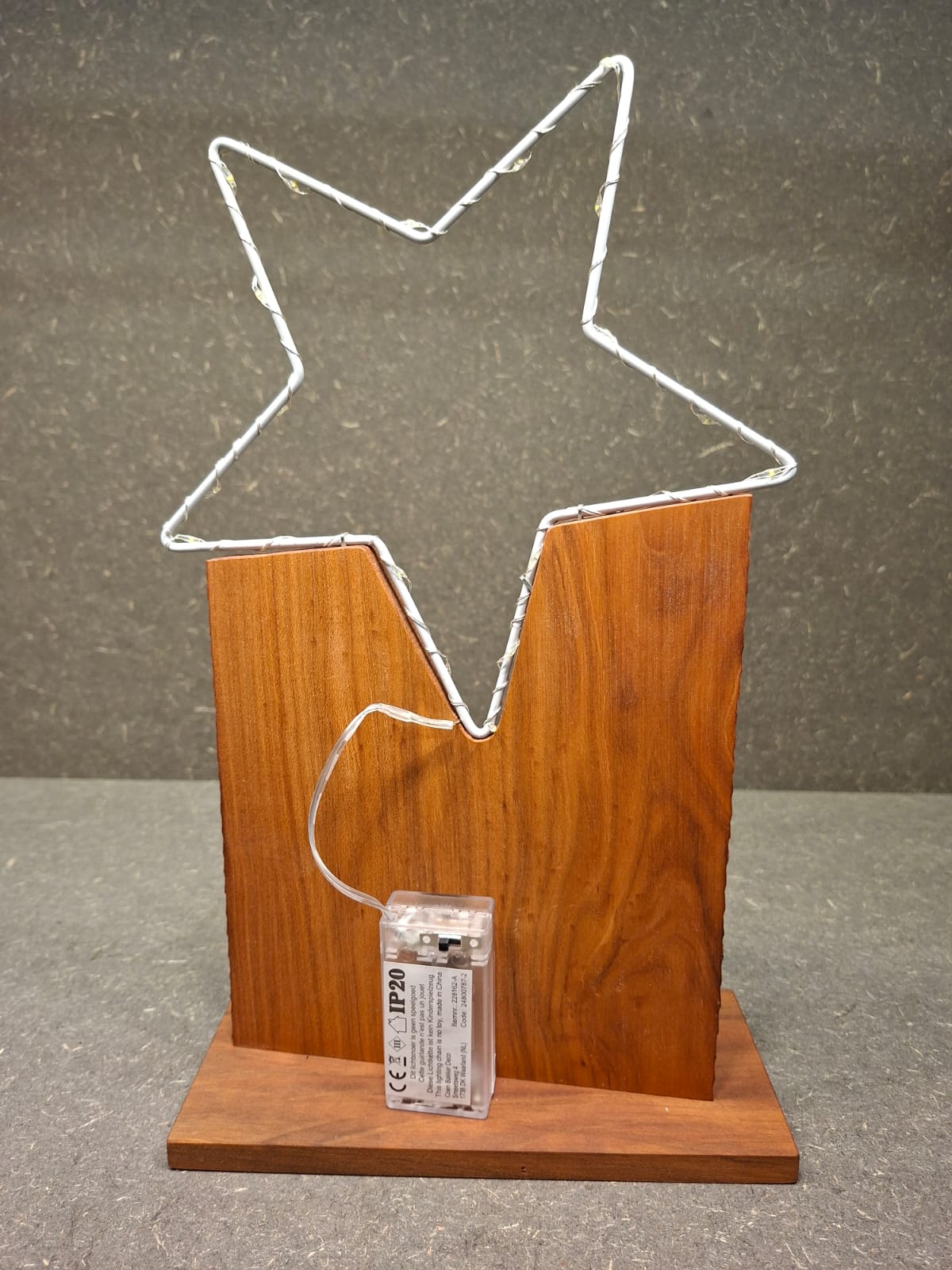 Handgefertigter Holzstern aus Kirschholz oder Ahorn mit LED-Lichterkette als stimmungsvolle Tisch- und Weihnachtsdekoration.
Ansicht von hinten.
