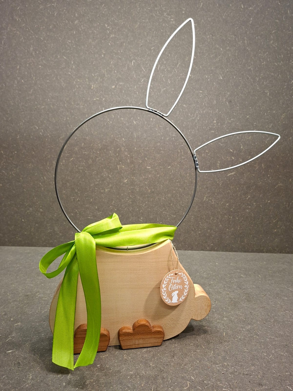 Handgefertigter Osterhase aus Ahorn, Kirsche und Metall als hochwertige Osterdekoration.