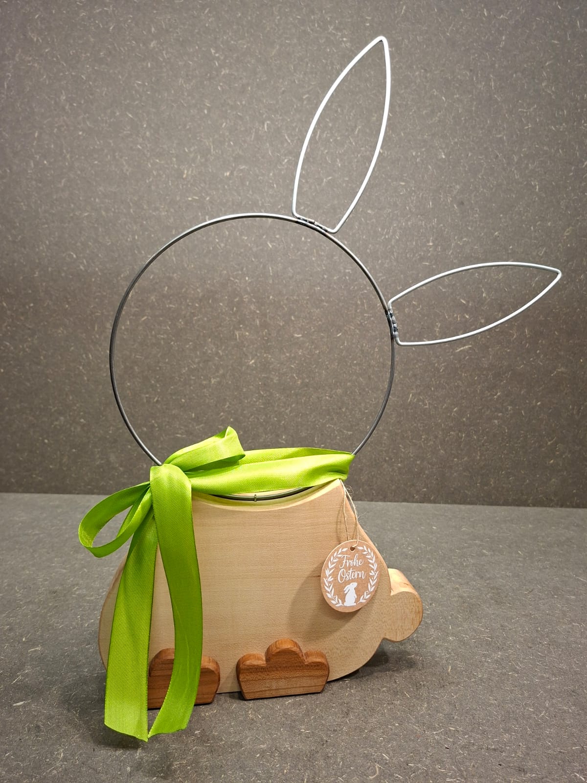 Handgefertigter Osterhase aus Ahorn, Kirsche und Metall als hochwertige Osterdekoration.