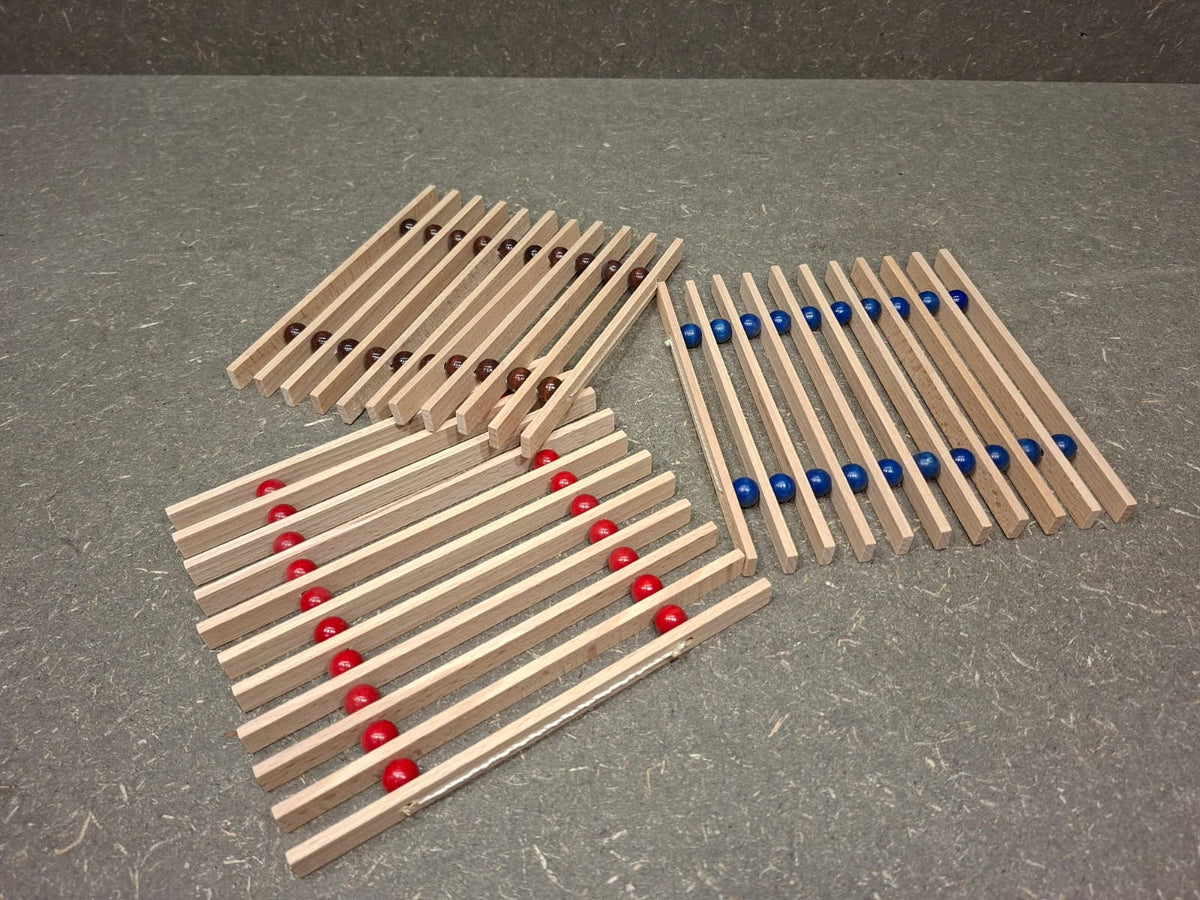 Handgefertigte Topfuntersetzer aus Buchenholz – flexibler Untersetzer mit Holzkugeln und 4er Set.