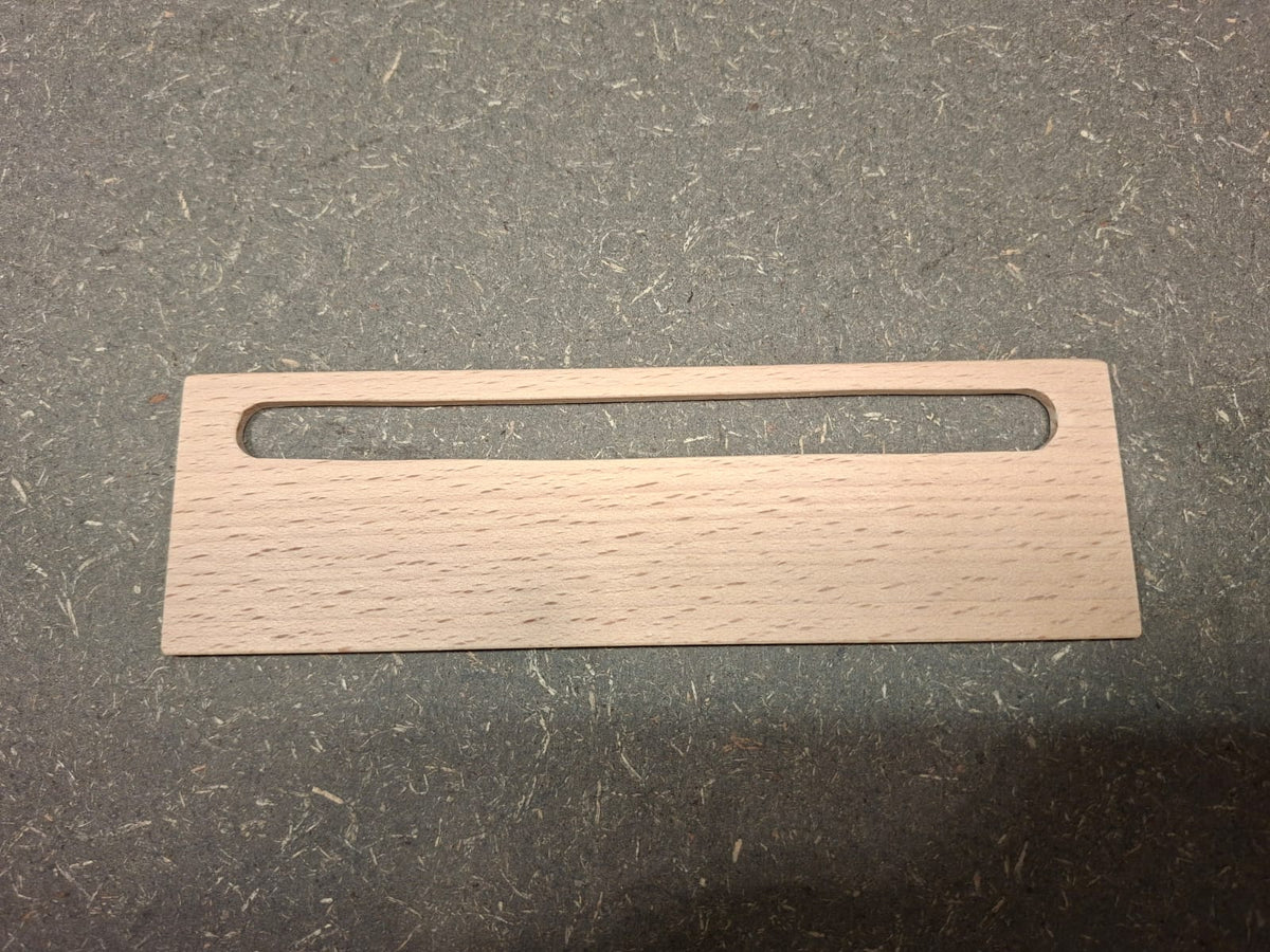 Handgefertigte Lesehilfe aus massivem Buchenholz mit individueller Wunschgravur.