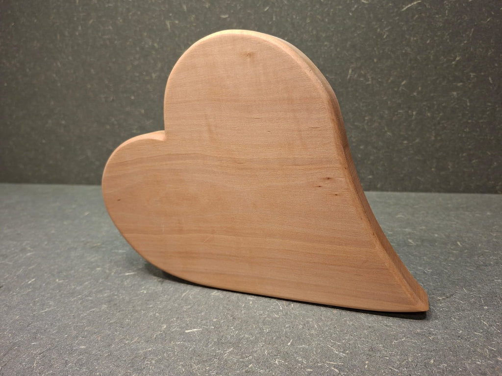 Handgefertigtes Holzherz aus massivem Birnbaumholz mit individueller Wunschgravur und geölter Oberfläche