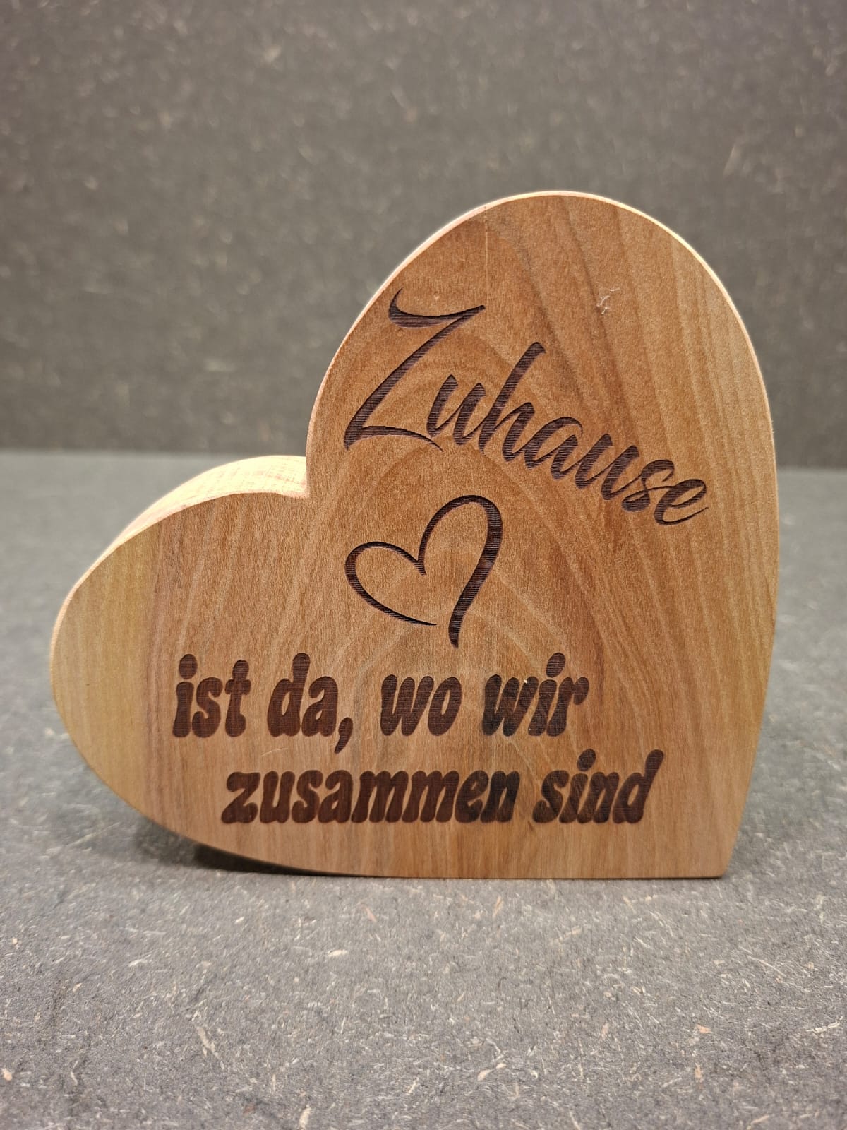 Holzherz mit Gravur – handgefertigte Dekoration aus heimischen Hölzern
