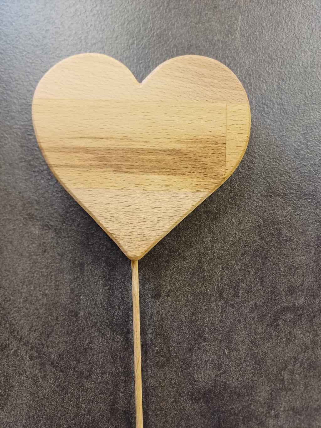 Handgefertigter Herz-Blumenstecker aus Buche-Leimholz mit Wunschgravur für Trauergestecke und Blumensträuße.