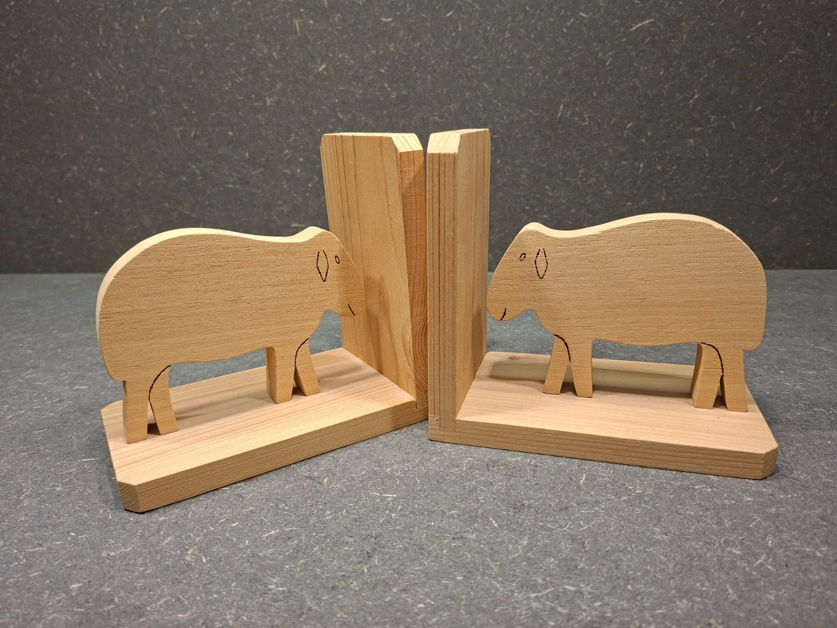 Handgefertigte Buchstützen aus Fichtenholz mit Tiermotiv für Kinderzimmer und Bücherregal.
Schaf