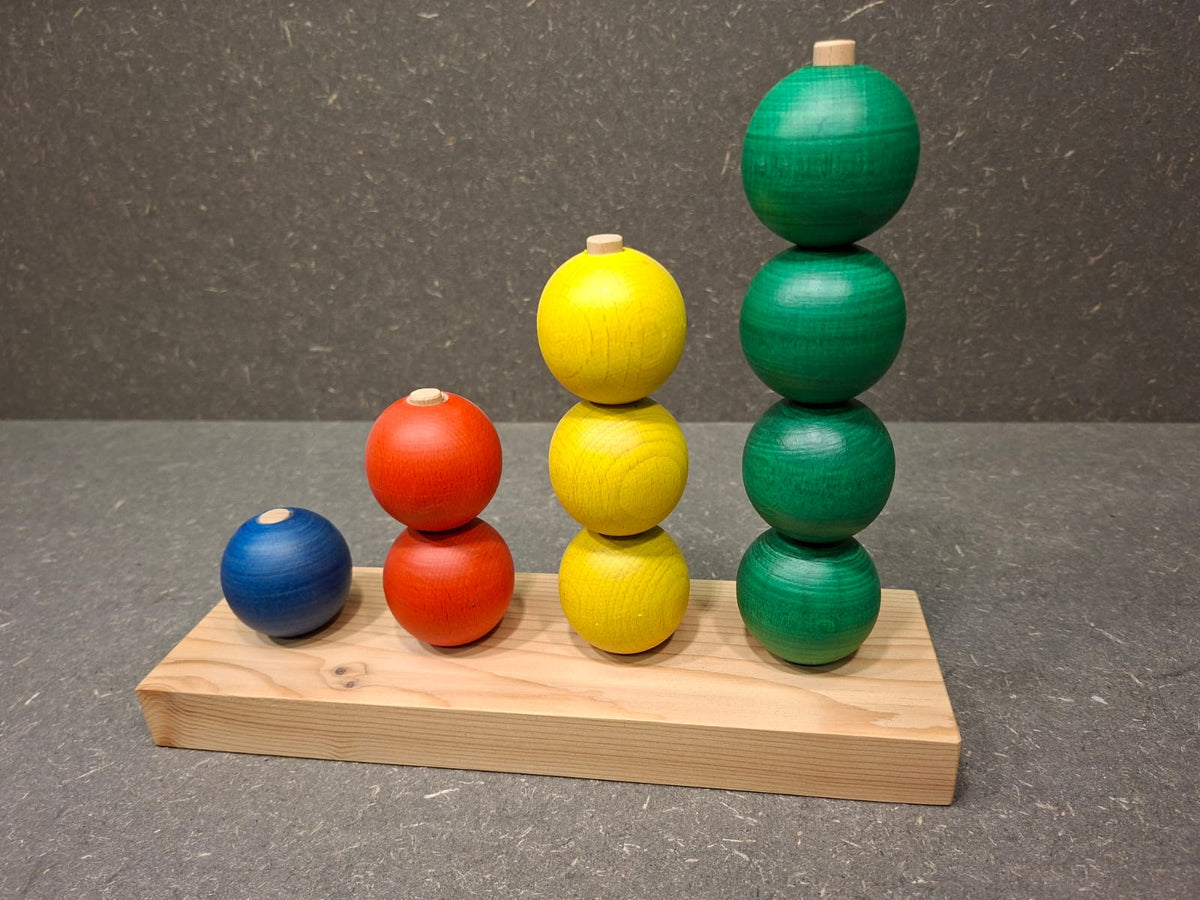 Handgefertigtes Steckspiel aus Buchen- und Fichtenholz mit großen bunten Kugeln für Kleinkinder.
