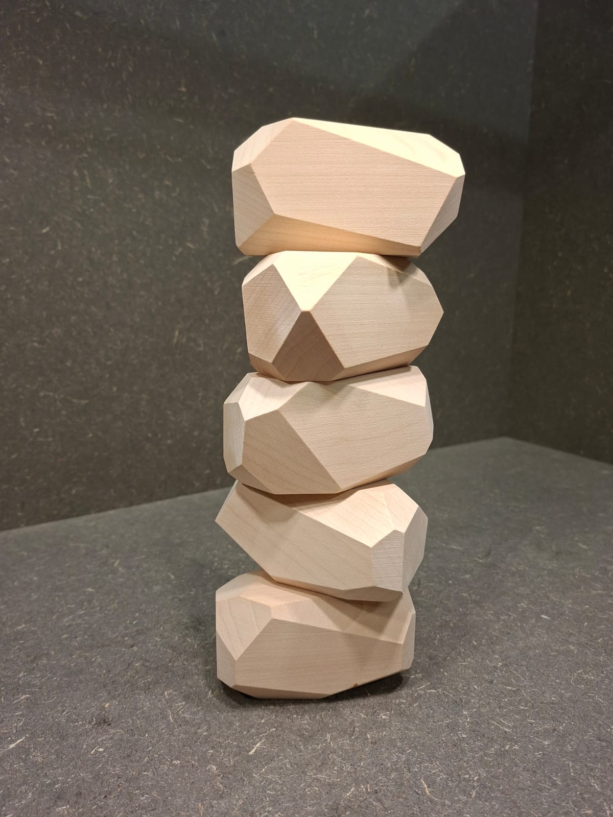 Handgefertigte Jumbo Balanciersteine aus unbehandeltem Lindenholz im 5er Set zum Stapeln und Balancieren.