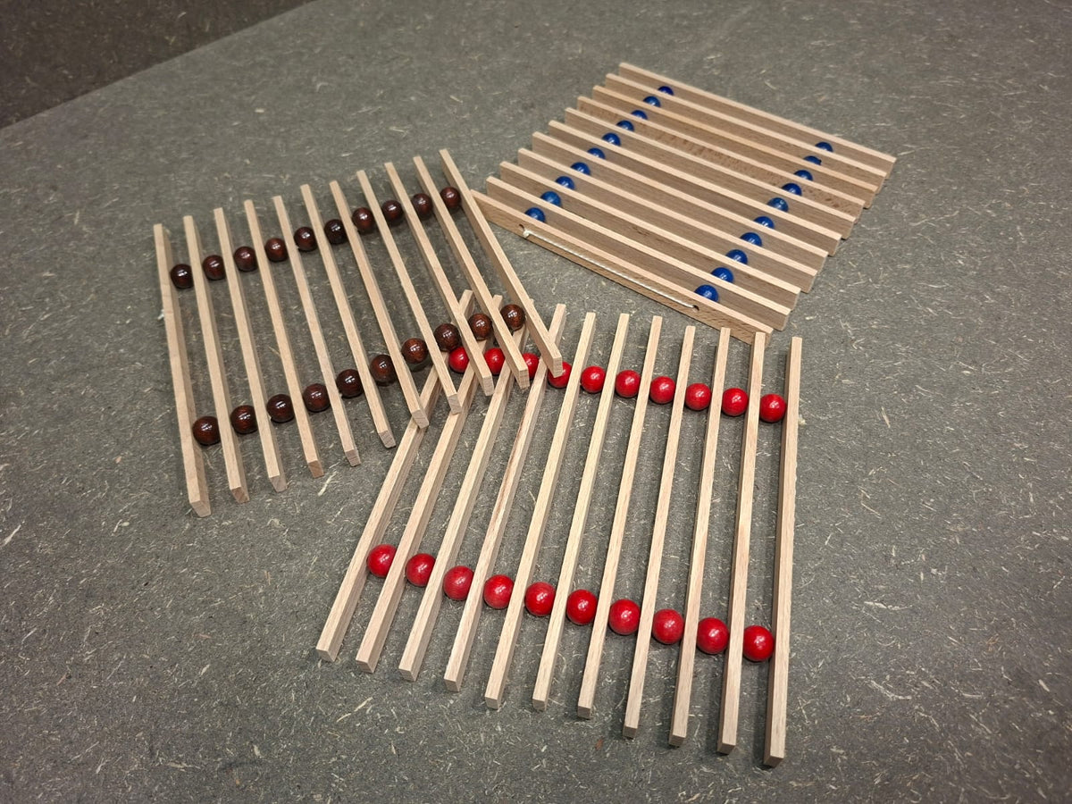 Handgefertigte Topfuntersetzer aus Buchenholz – flexibler Untersetzer mit Holzkugeln und 4er Set.