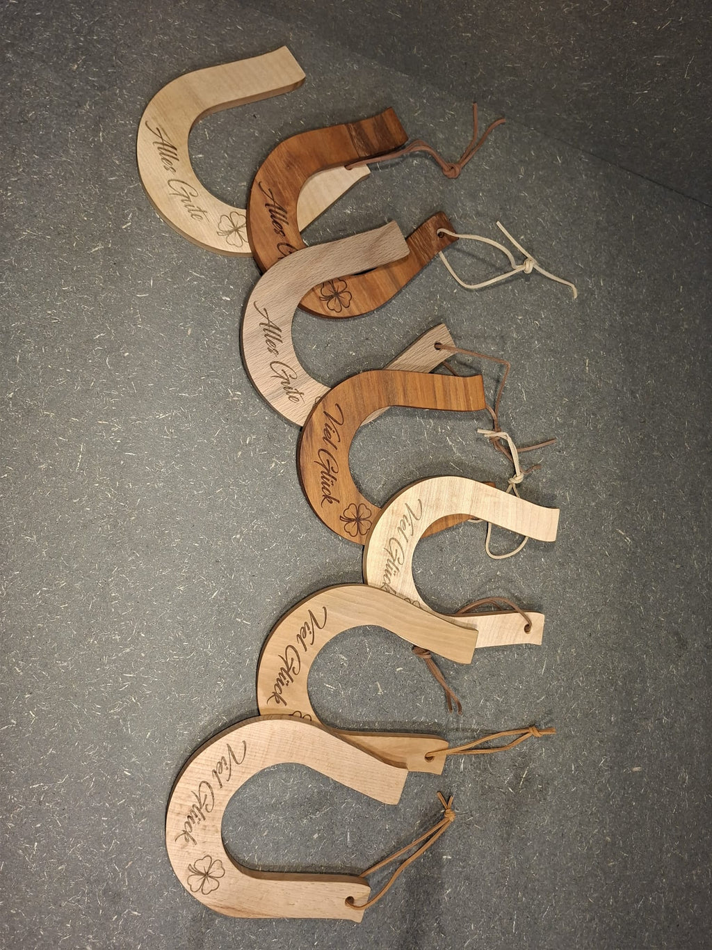 Handgefertigtes Hufeisen aus Holz – dekorativer Glücksbringer von Kieninger Produkte aus Holz. Alles Gute und Viel Glück auf einem Bild.