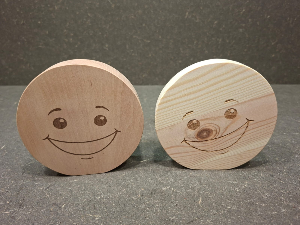 Handgefertigter Smiley aus Holz mit graviertem Gesicht und natürlicher Holzmaserung als dekorativer Holzaufsteller.