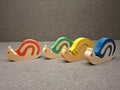 Handgefertigte Holzschnecke mit bunt bemaltem Schneckenhaus als dekorativer Blickfang für Wohnbereich oder Kinderzimmer.
