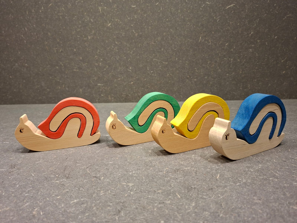 Handgefertigte Holzschnecke mit bunt bemaltem Schneckenhaus als dekorativer Blickfang für Wohnbereich oder Kinderzimmer.