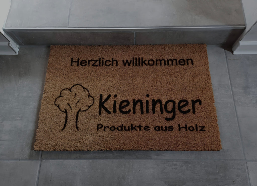 Personalisierte Kokosfußmatte aus natürlichen Kokosfasern mit individueller Lasergravur.