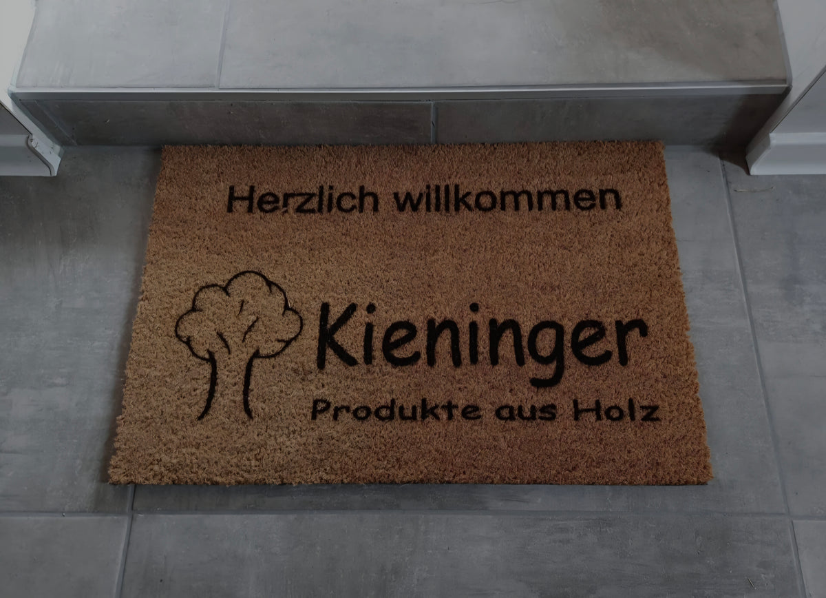 Personalisierte Kokosfußmatte aus natürlichen Kokosfasern mit individueller Lasergravur.
