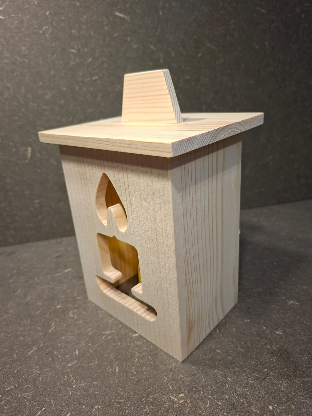 Drei handgefertigte LED-Weihnachtslaternen aus hellem Holz mit ausgesägten Motiven Weihnachtsmann, Tannenbaum und Kerze.
