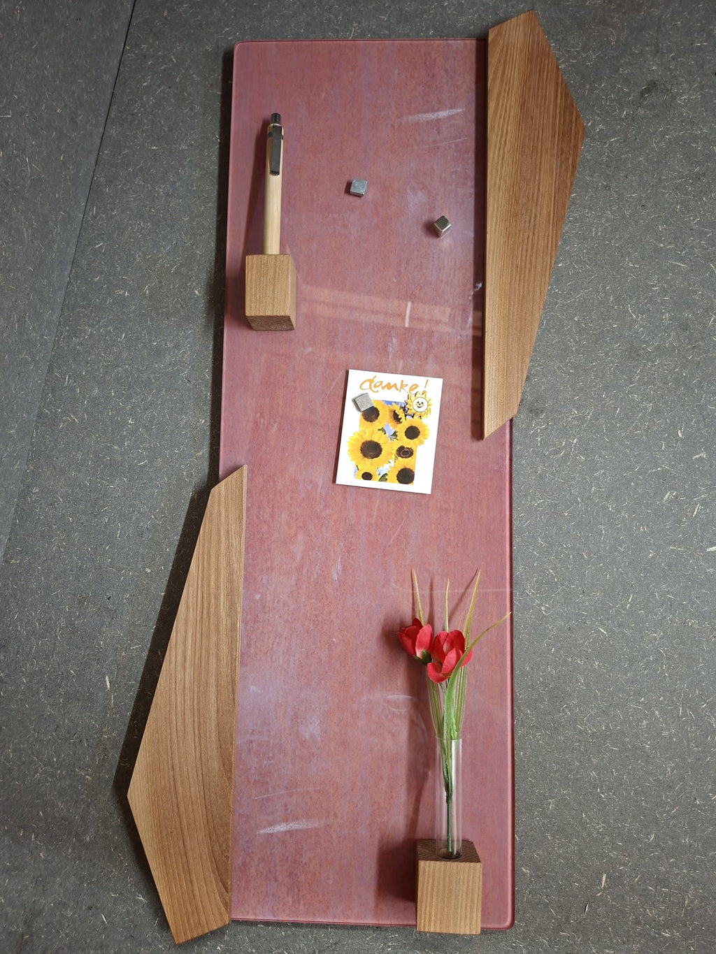 Rote Glas-Magnettafel mit geöltem Eichenholz inklusive 3 Magnete, Kugelschreiberhalter mit Stift und Vasen-Set.