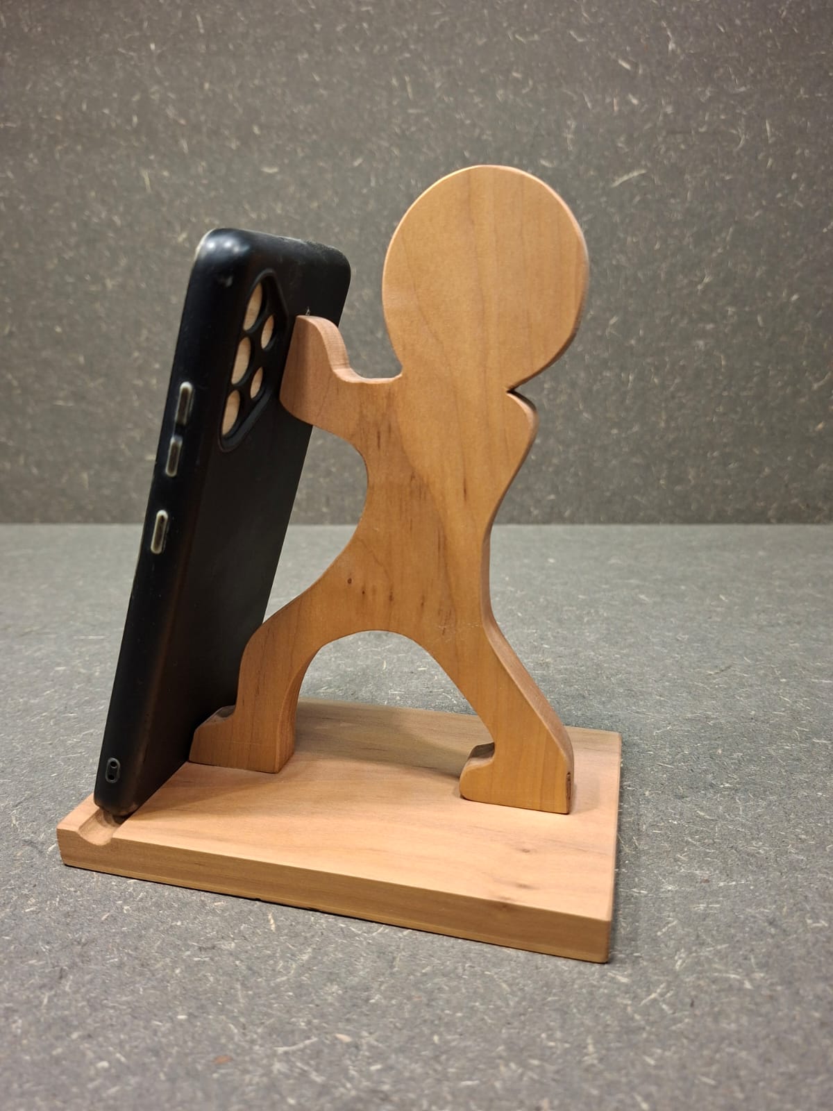 Handgefertigter Handy- und Tablethalter aus heimischem Pflaumenholz für Smartphone, Tablet oder Buch.