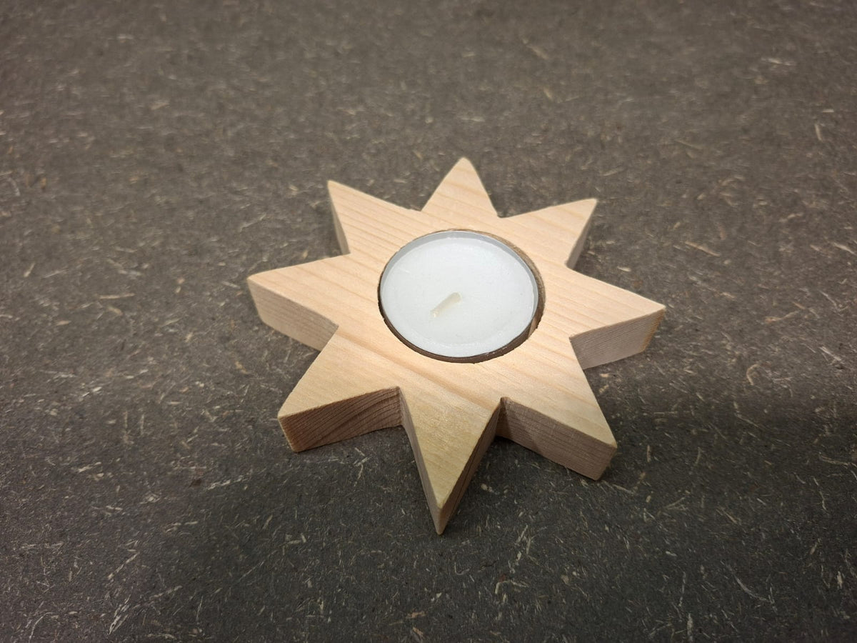 Handgefertigte Weihnachtsdeko aus heimischen Hölzern mit Teelichthalter als Stern oder Tannenbaum.