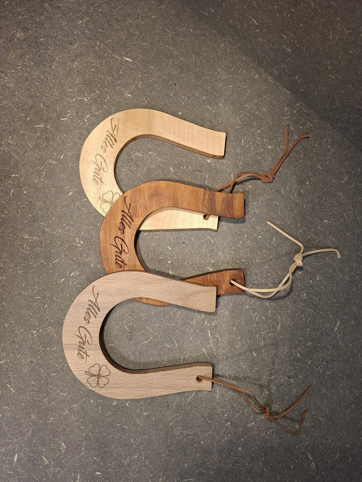 Handgefertigtes Hufeisen aus Holz – dekorativer Glücksbringer von Kieninger Produkte aus Holz. Alles Gute.