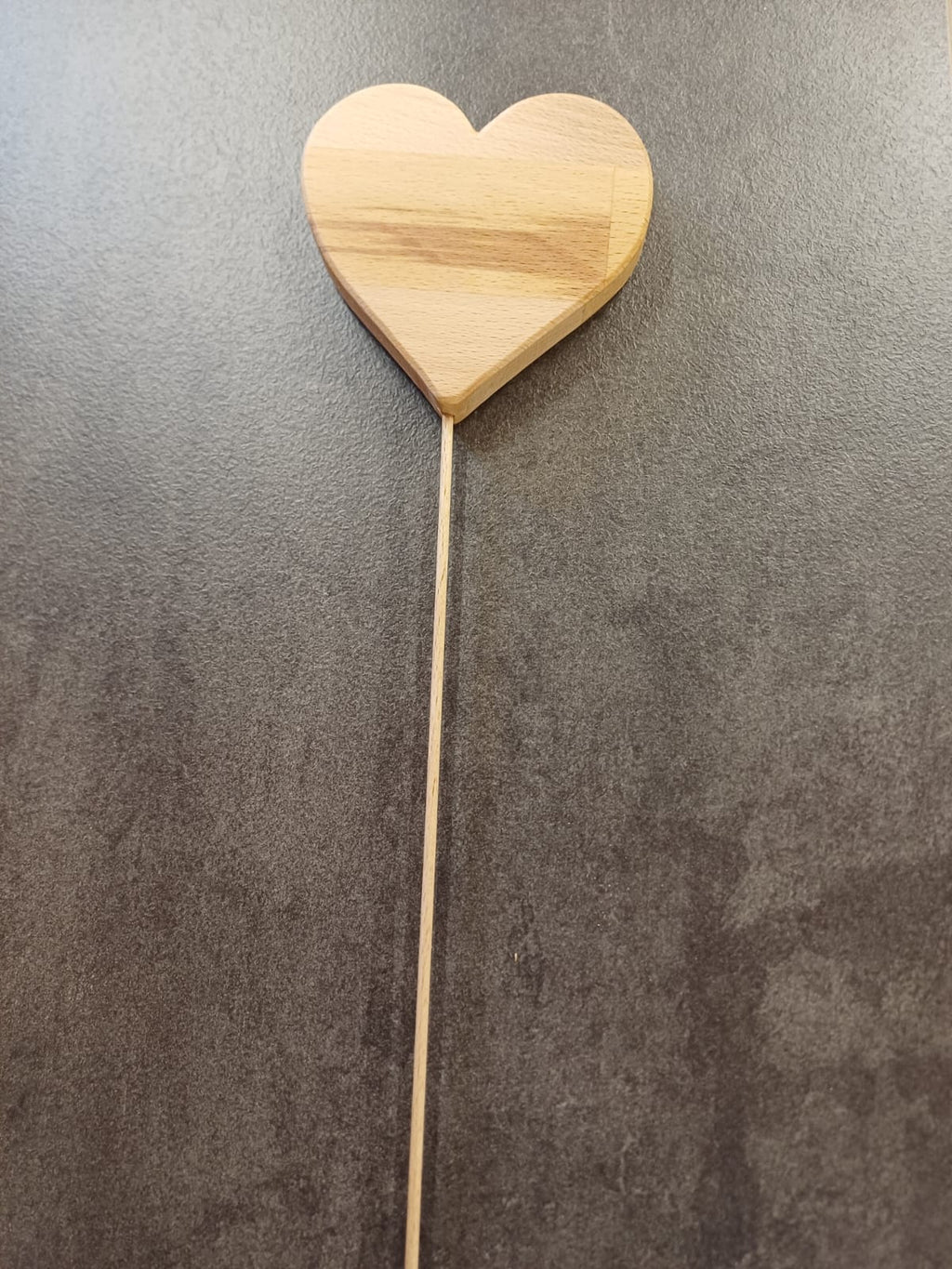 Handgefertigter Herz-Blumenstecker aus Buche-Leimholz mit Wunschgravur für Trauergestecke und Blumensträuße.