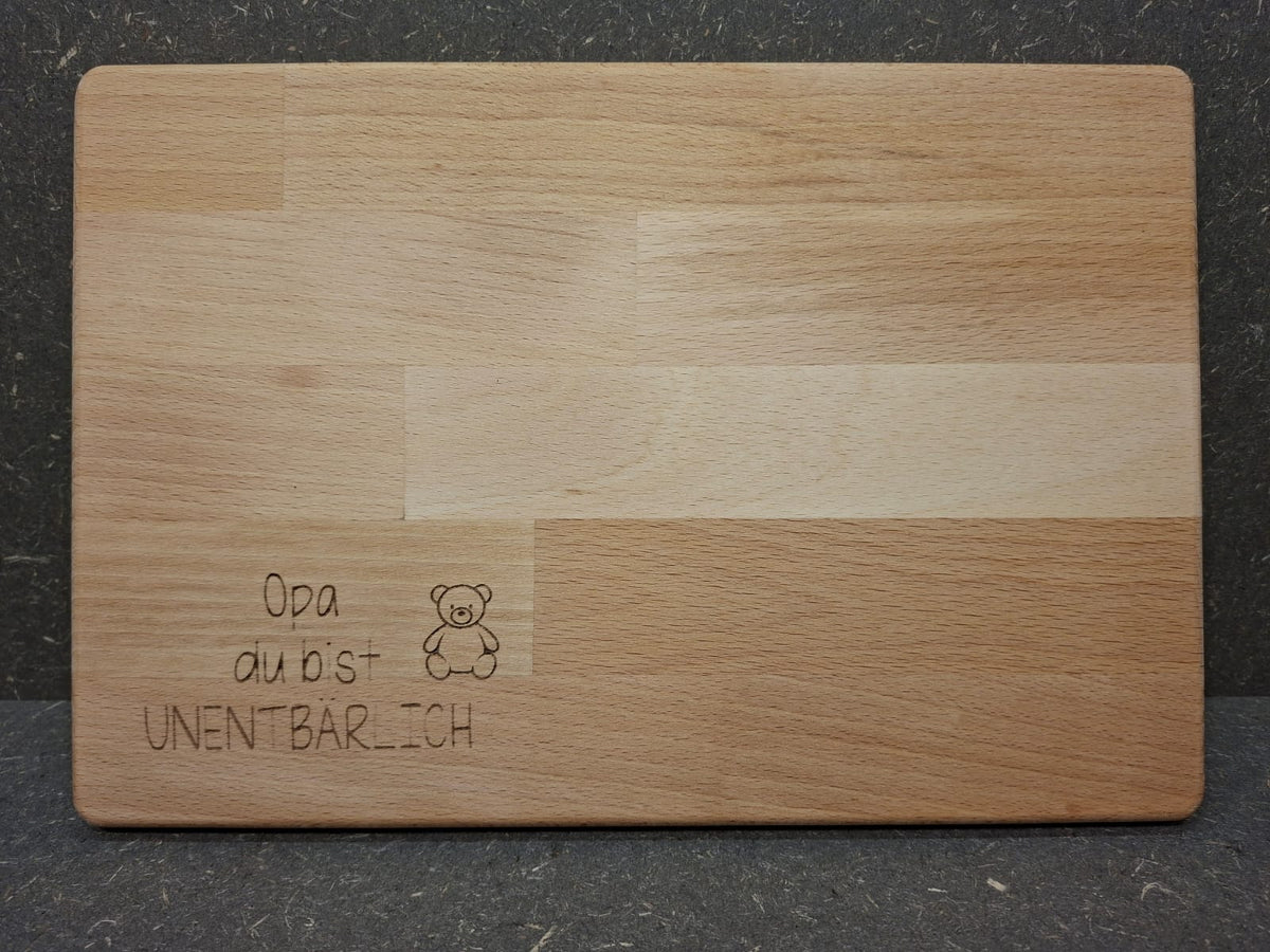 Handgefertigtes Schneidebrett aus Buchenleimholz mit individueller Gravur oder Firmenlogo.
