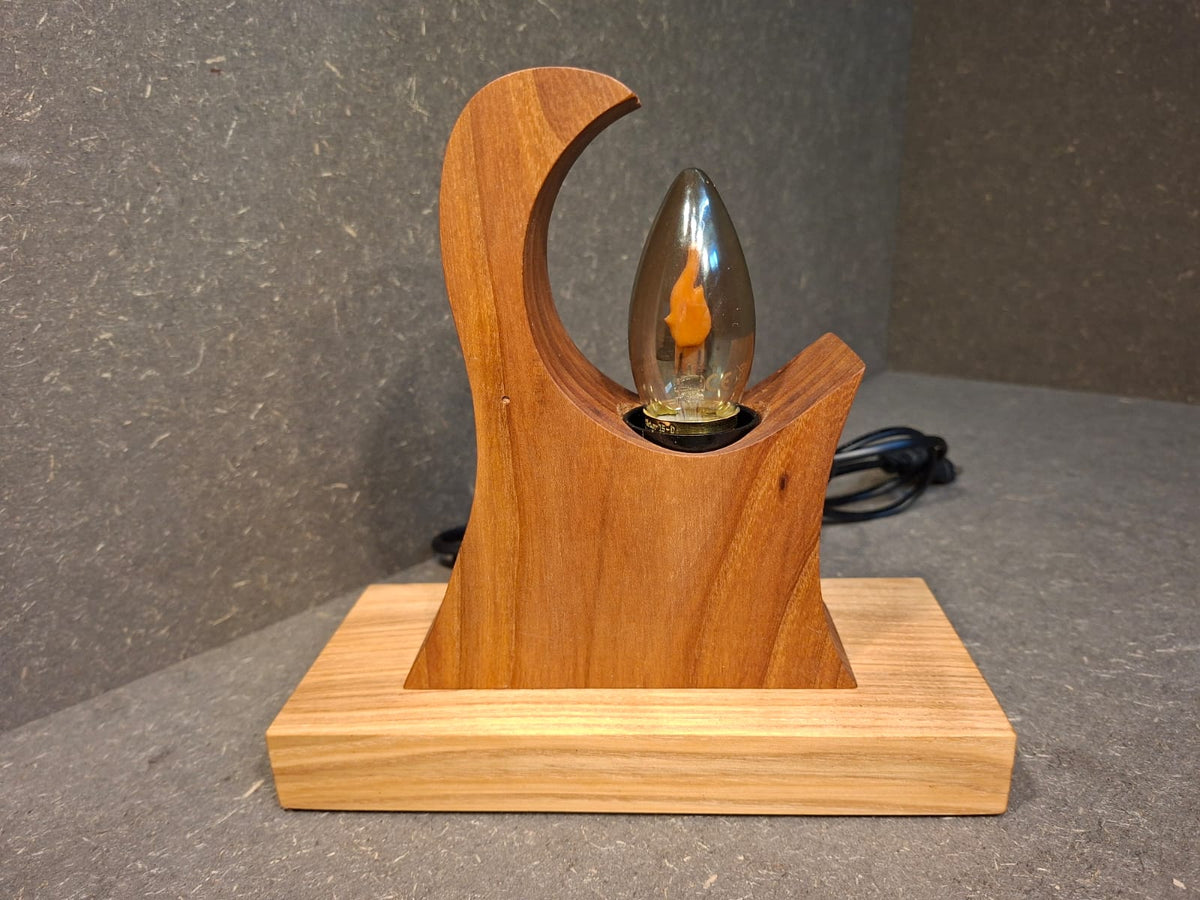 Handgefertigte Holzlampe Flammenzauber aus Walnuss und Esche mit warm flackerndem Licht in Flammenoptik. Lampe ohne Rinde.