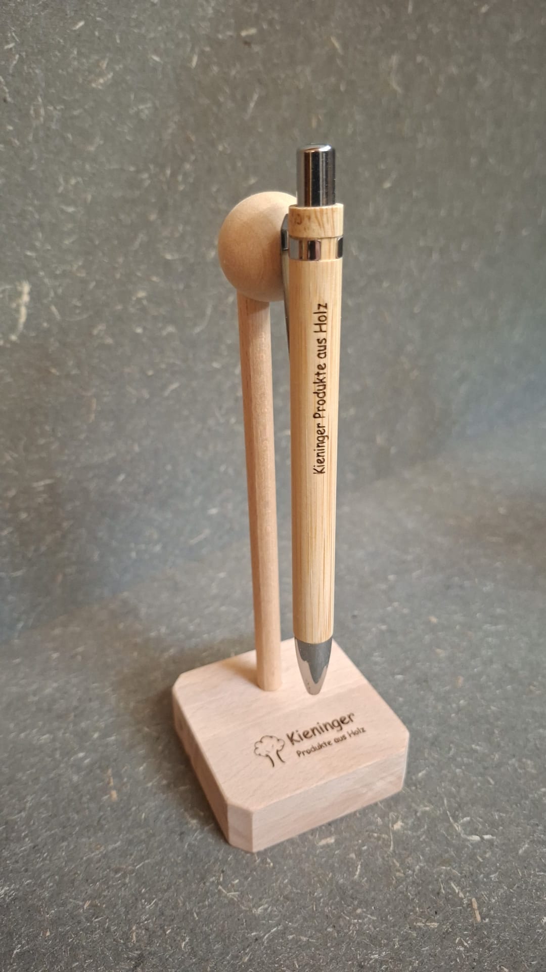 Handgefertigter Kugelschreiber und Kugelschreiberhalter aus Holz mit individueller Gravur.