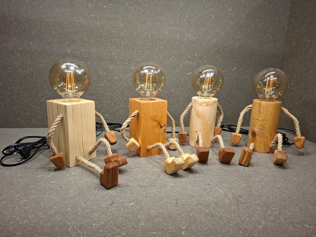 Handgefertigtes Lampen Männchen aus Fichte und Kirschholz mit beweglichen Seilarmen und -beinen als Tischlampe und Kantenhocker.