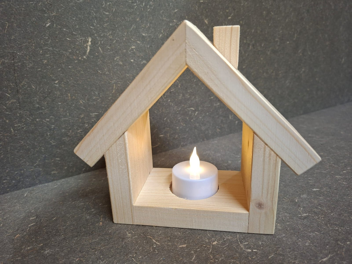 Rustikales Holzhäuschen aus Fichte und Kiefer mit warm leuchtendem LED-Licht, handgefertigte Holzdeko.